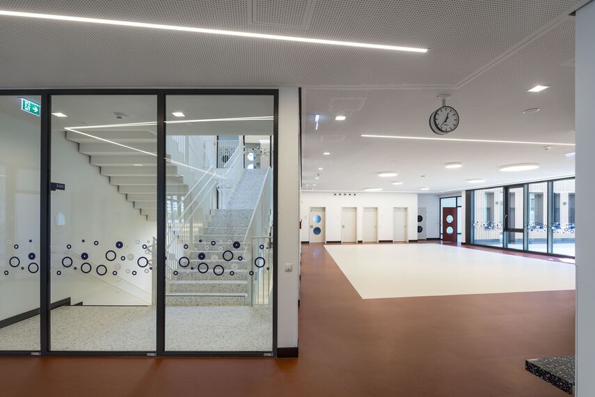 thermfix vario Facades, fuego light Windows, presto 50 Doors and unico Doors - Olly-Schwarz-Schule in Vienna located in Wien, Austria