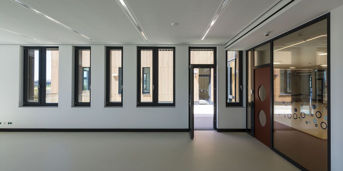 thermfix vario Facades, fuego light Windows, presto 50 Doors and unico Doors - Olly-Schwarz-Schule in Vienna located in Wien, Austria