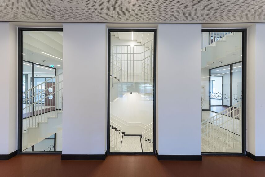 thermfix vario Facades, fuego light Windows, presto 50 Doors and unico Doors - Olly-Schwarz-Schule in Vienna located in Wien, Austria