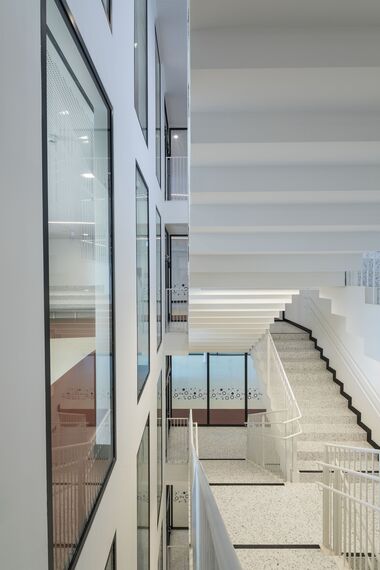 thermfix vario Facades, fuego light Windows, presto 50 Doors and unico Doors - Olly-Schwarz-Schule in Vienna located in Wien, Austria