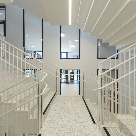 thermfix vario Facades, fuego light Windows, presto 50 Doors and unico Doors - Olly-Schwarz-Schule in Vienna located in Wien, Austria