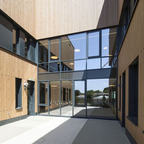 thermfix vario Facades, fuego light Windows, presto 50 Doors and unico Doors - Olly-Schwarz-Schule in Vienna located in Wien, Austria